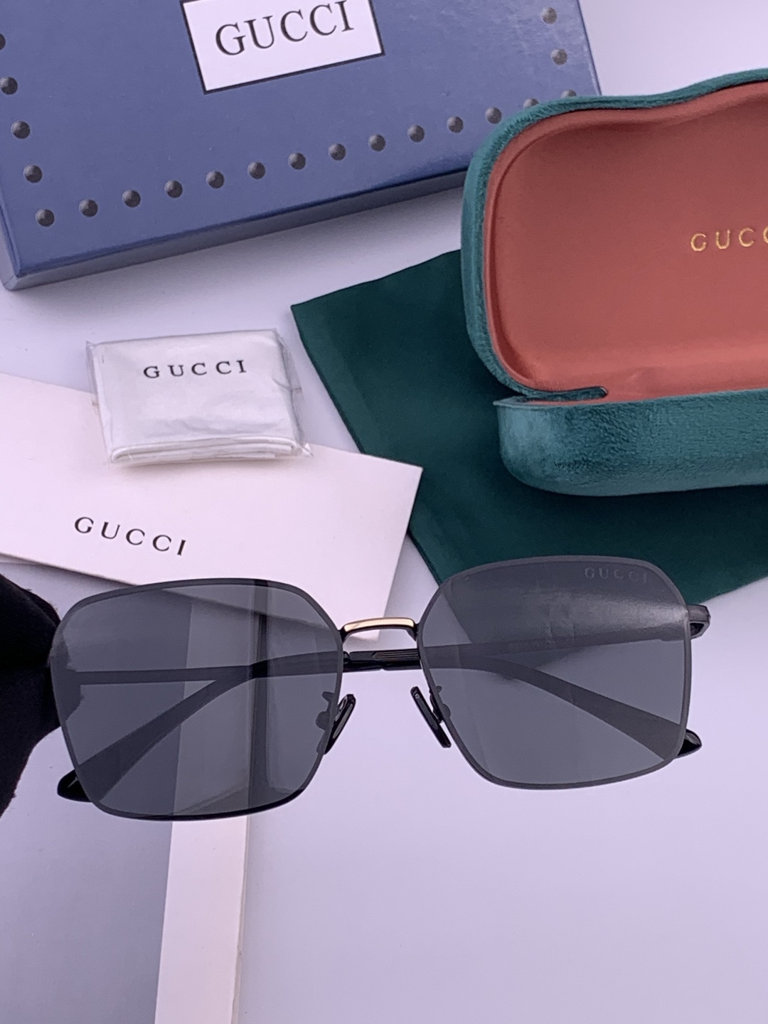GUCCI 男款炫彩飞行员偏光太阳镜 ❤️材质：高清尼龙加厚卡槽高清偏光镜片 🌹无边框镜架💕颜👍型号：G