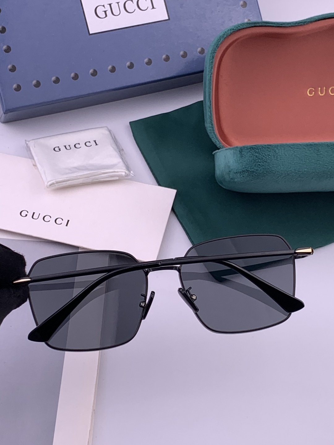 GUCCI 男款炫彩飞行员偏光太阳镜 ❤️材质：高清尼龙加厚卡槽高清偏光镜片 🌹无边框镜架💕颜👍型号：G