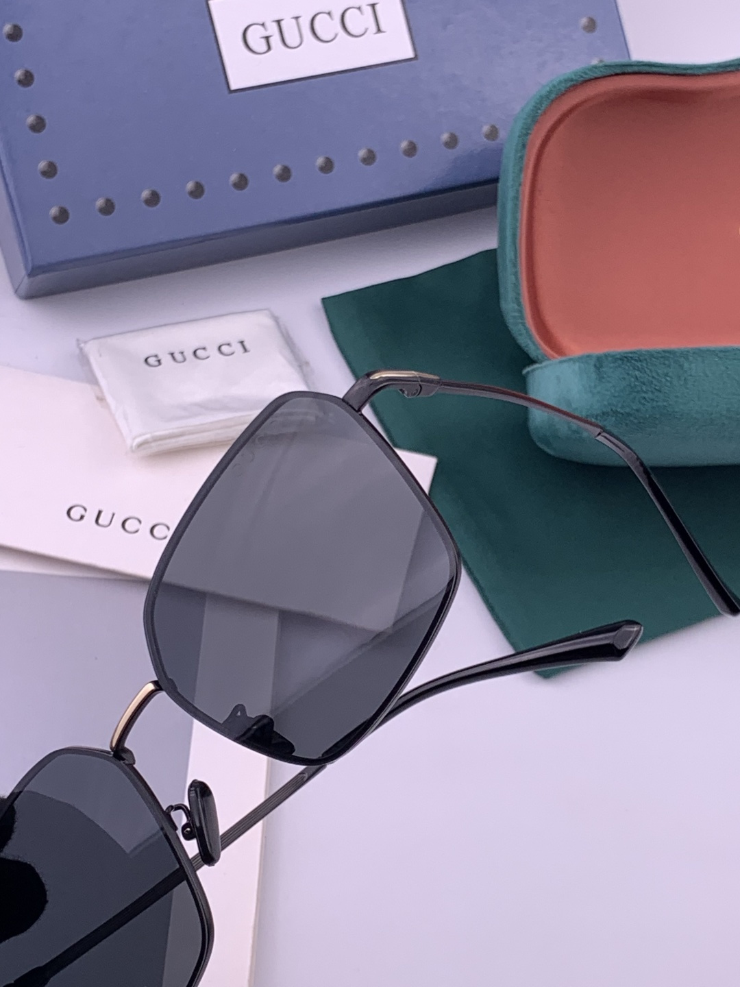 GUCCI 男款炫彩飞行员偏光太阳镜 ❤️材质：高清尼龙加厚卡槽高清偏光镜片 🌹无边框镜架💕颜👍型号：G