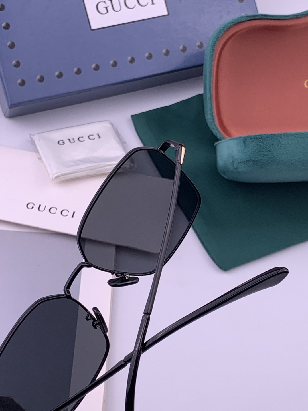 GUCCI 男款炫彩飞行员偏光太阳镜 ❤️材质：高清尼龙加厚卡槽高清偏光镜片 🌹无边框镜架💕颜👍型号：G