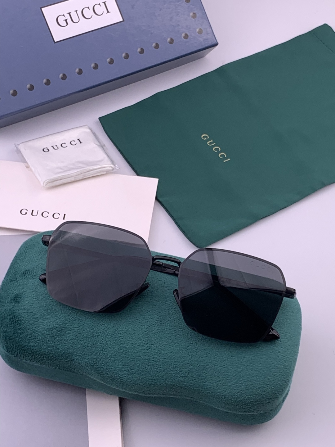 GUCCI 男款炫彩飞行员偏光太阳镜 ❤️材质：高清尼龙加厚卡槽高清偏光镜片 🌹无边框镜架💕颜👍型号：G