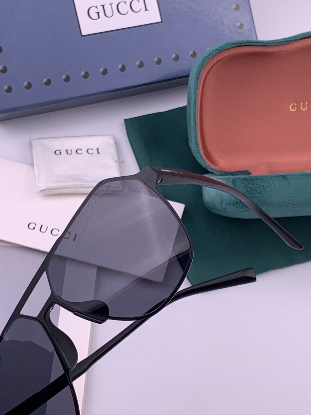 GUCCI 男款炫彩飞行员偏光太阳镜 ❤️材质：高清尼龙加厚卡槽高清偏光镜片 🌹无边框镜架💕颜👍型号：G