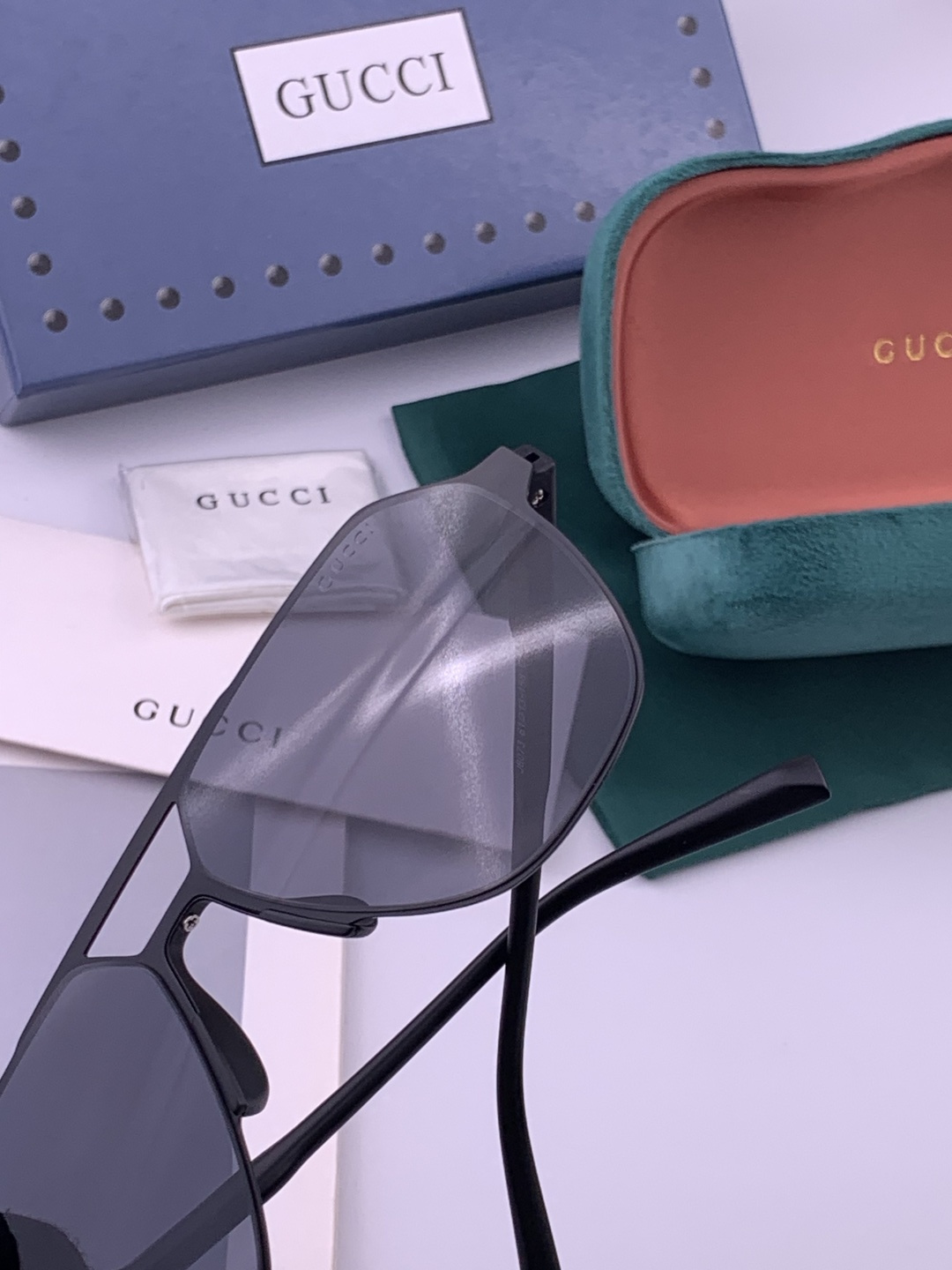 GUCCI 男款炫彩飞行员偏光太阳镜 ❤️材质：高清尼龙加厚卡槽高清偏光镜片 🌹无边框镜架💕颜👍型号：G