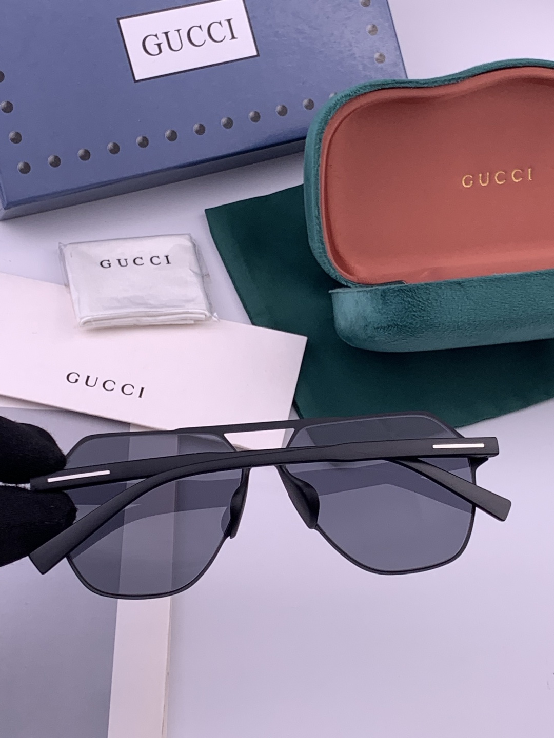GUCCI 男款炫彩飞行员偏光太阳镜 ❤️材质：高清尼龙加厚卡槽高清偏光镜片 🌹无边框镜架💕颜👍型号：G