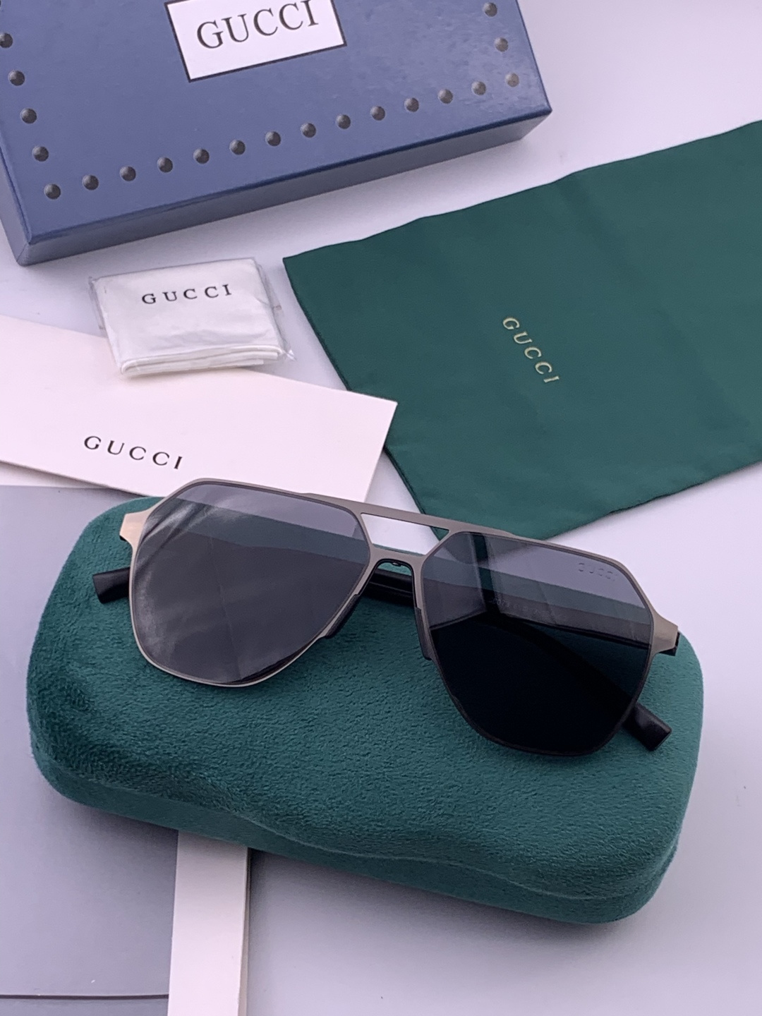 GUCCI 男款炫彩飞行员偏光太阳镜 ❤️材质：高清尼龙加厚卡槽高清偏光镜片 🌹无边框镜架💕颜👍型号：G