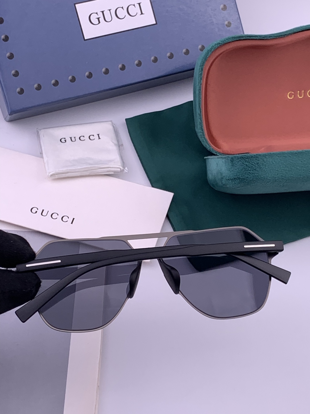 GUCCI 男款炫彩飞行员偏光太阳镜 ❤️材质：高清尼龙加厚卡槽高清偏光镜片 🌹无边框镜架💕颜👍型号：G