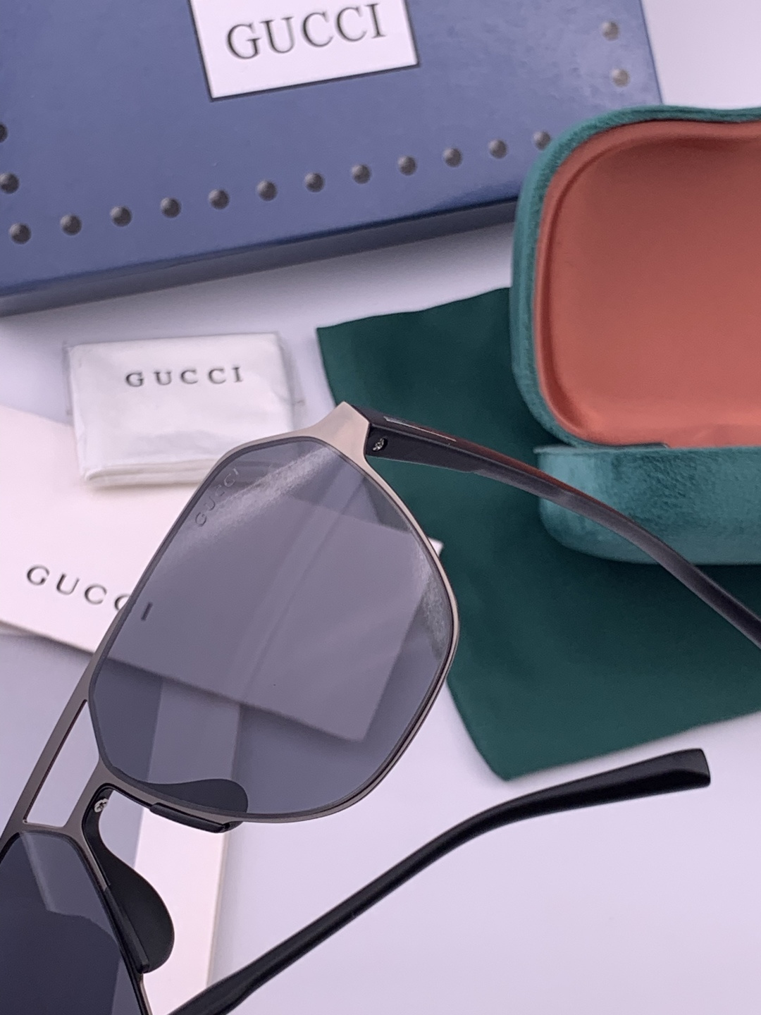 GUCCI 男款炫彩飞行员偏光太阳镜 ❤️材质：高清尼龙加厚卡槽高清偏光镜片 🌹无边框镜架💕颜👍型号：G