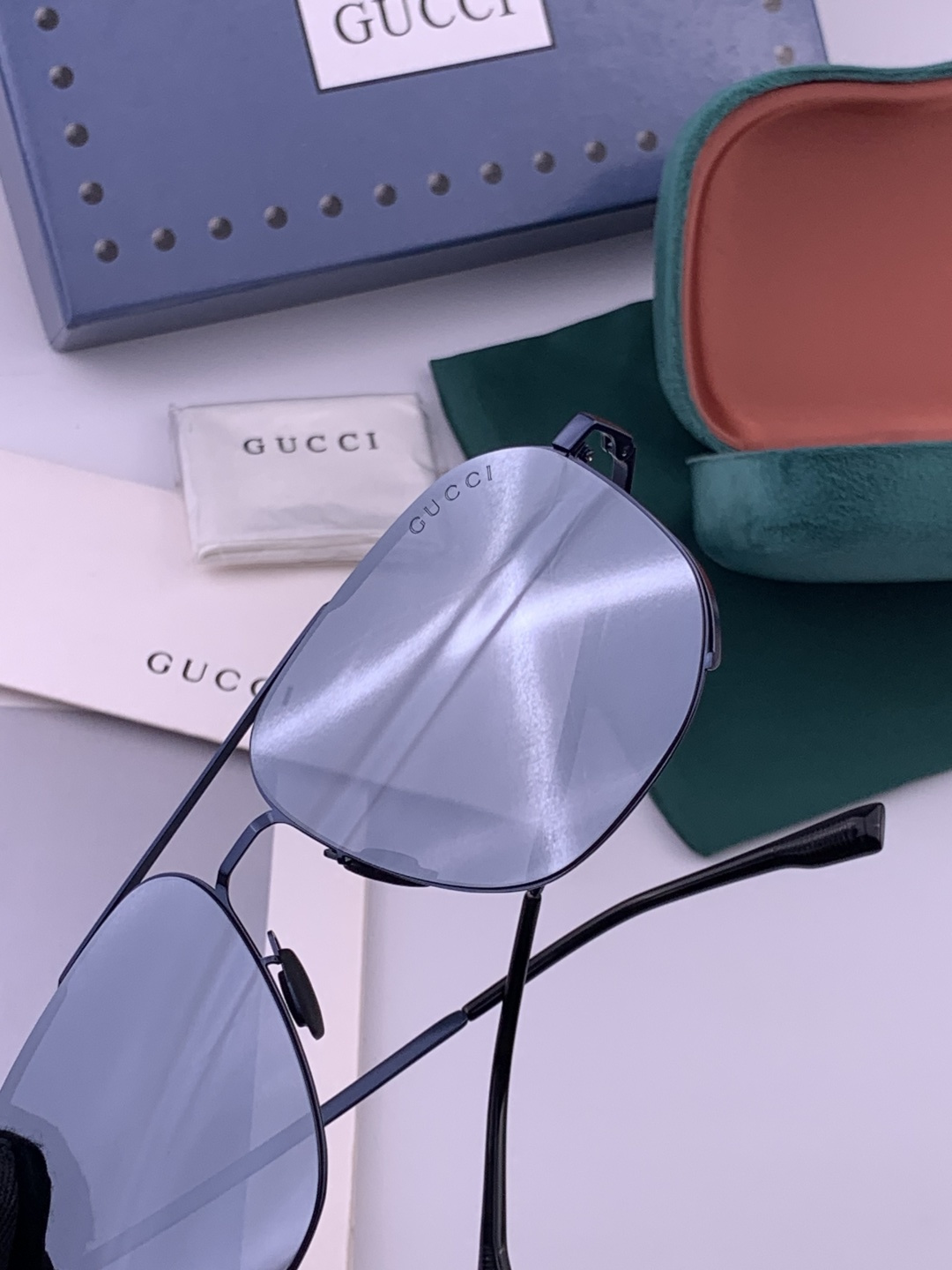 GUCCI 男款炫彩飞行员偏光太阳镜 ❤️材质：高清尼龙加厚卡槽高清偏光镜片 🌹无边框镜架💕颜👍型号：G