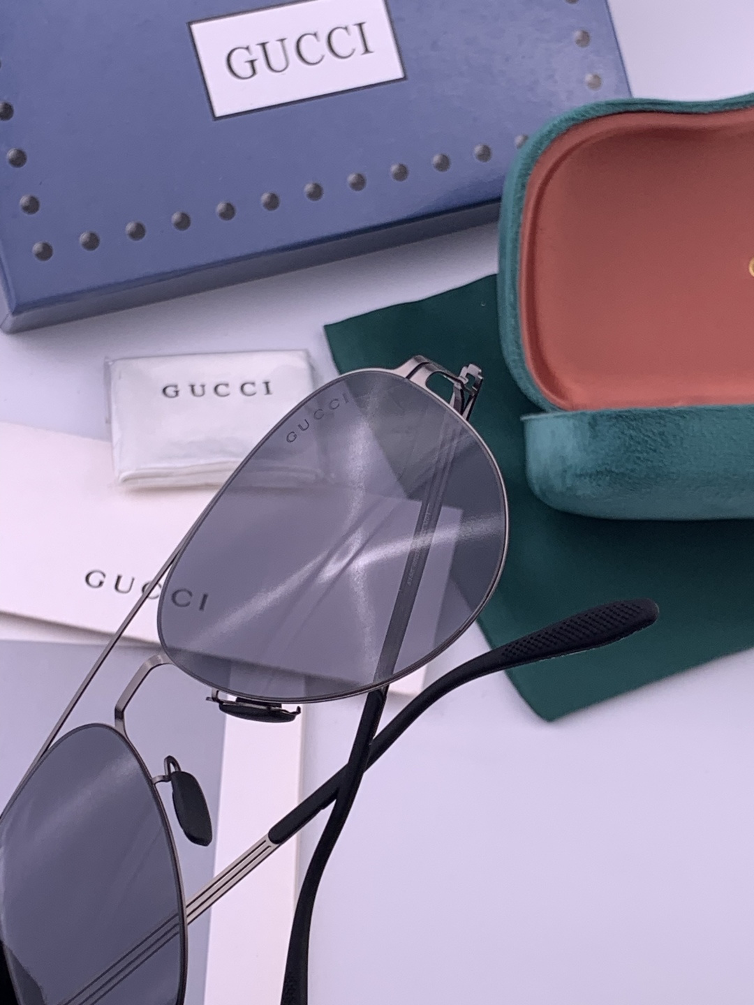 GUCCI 男款炫彩飞行员偏光太阳镜 ❤️材质：高清尼龙加厚卡槽高清偏光镜片 🌹无边框镜架💕颜👍型号：G