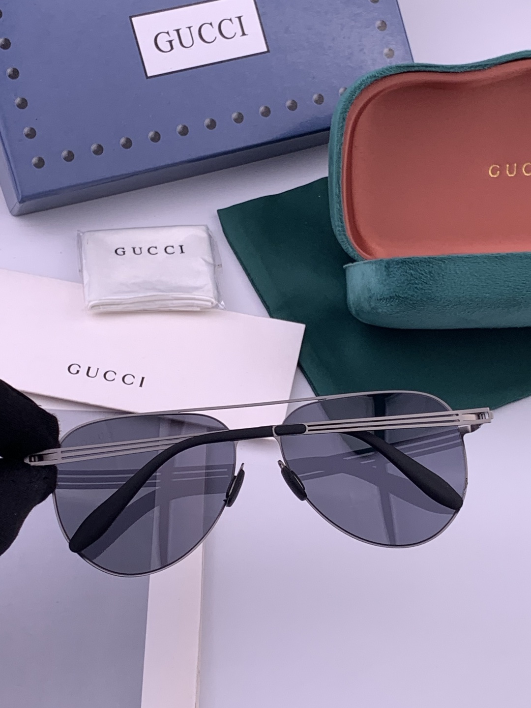 GUCCI 男款炫彩飞行员偏光太阳镜 ❤️材质：高清尼龙加厚卡槽高清偏光镜片 🌹无边框镜架💕颜👍型号：G