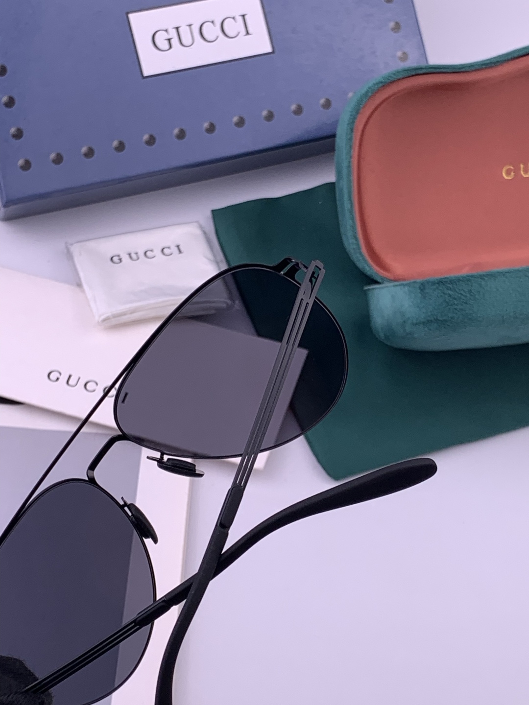 GUCCI 男款炫彩飞行员偏光太阳镜 ❤️材质：高清尼龙加厚卡槽高清偏光镜片 🌹无边框镜架💕颜👍型号：G