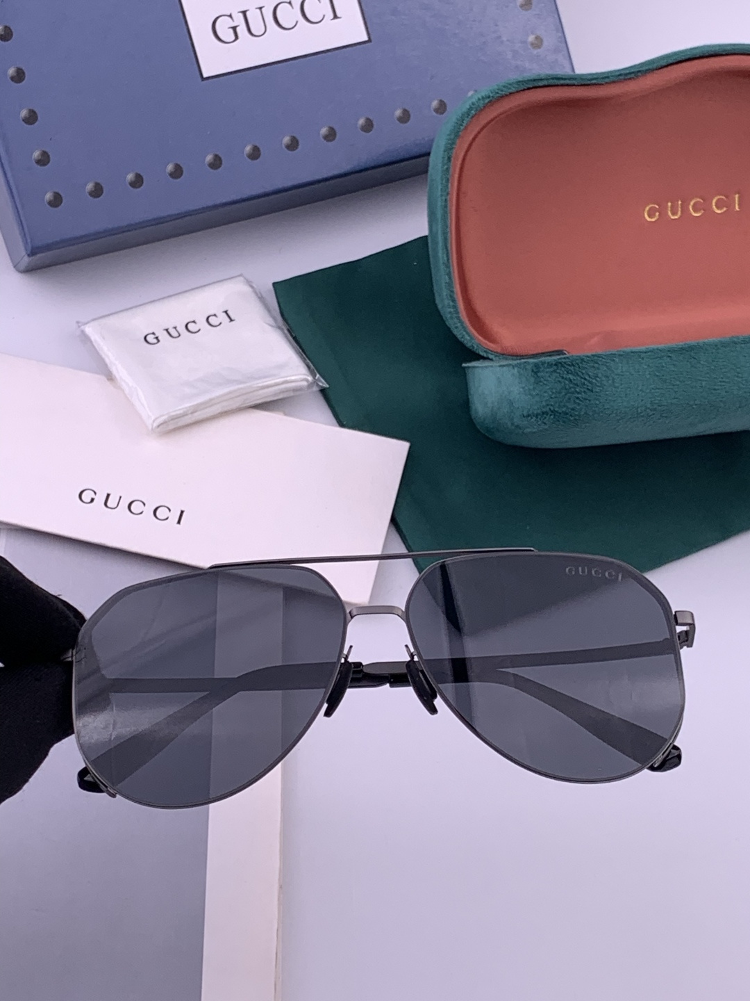 ♦️ GUCCI 新款男女情侣款太阳镜多边形墨镜iP电镀永不褪色 超轻超有弹性整幅眼镜无螺丝重要的是压不