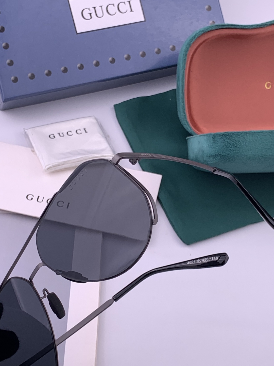 ♦️ GUCCI 新款男女情侣款太阳镜多边形墨镜iP电镀永不褪色 超轻超有弹性整幅眼镜无螺丝重要的是压不