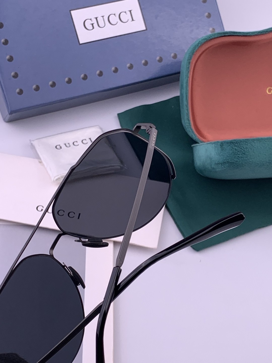 ♦️ GUCCI 新款男女情侣款太阳镜多边形墨镜iP电镀永不褪色 超轻超有弹性整幅眼镜无螺丝重要的是压不