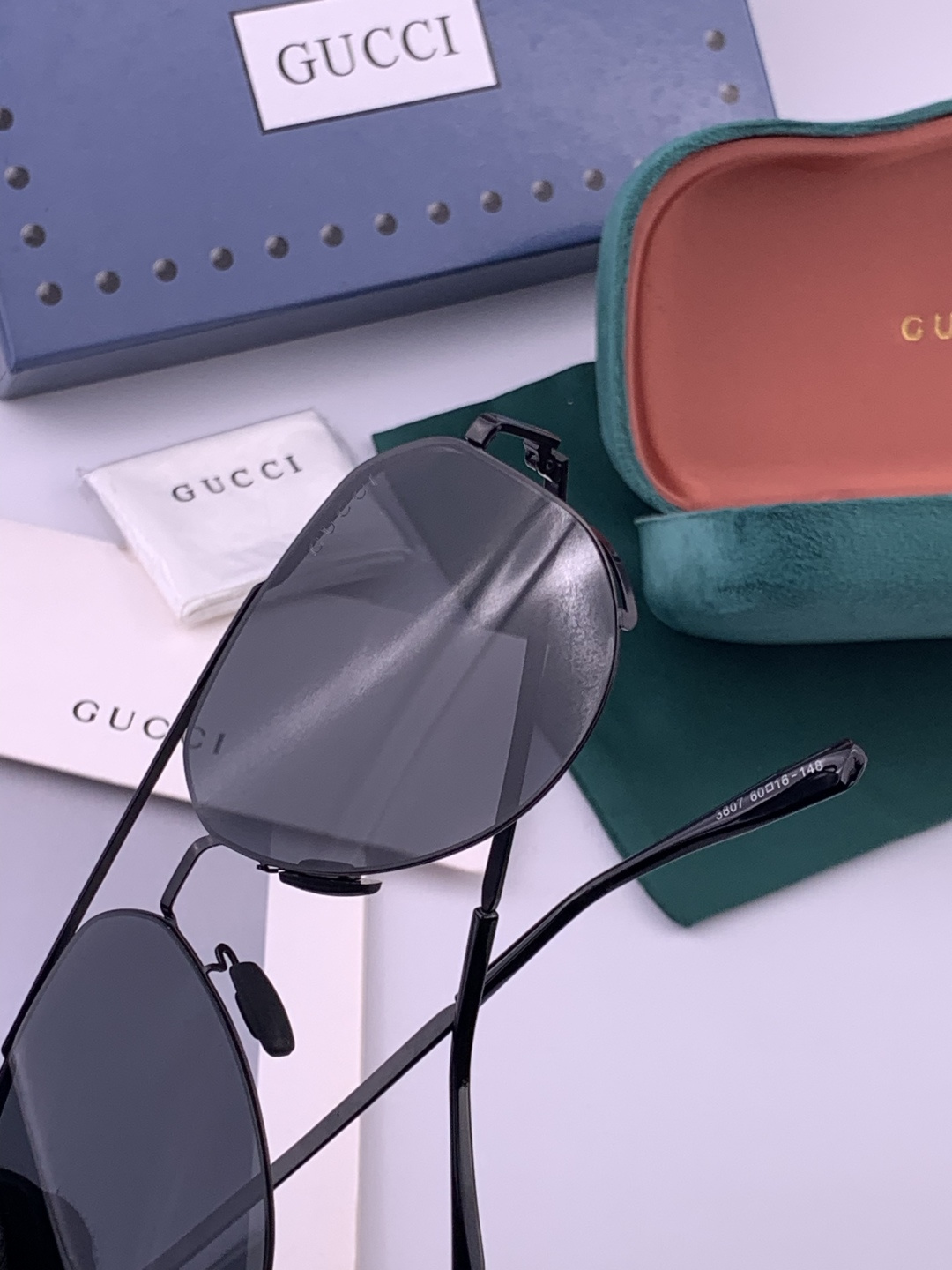 ♦️ GUCCI 新款男女情侣款太阳镜多边形墨镜iP电镀永不褪色 超轻超有弹性整幅眼镜无螺丝重要的是压不