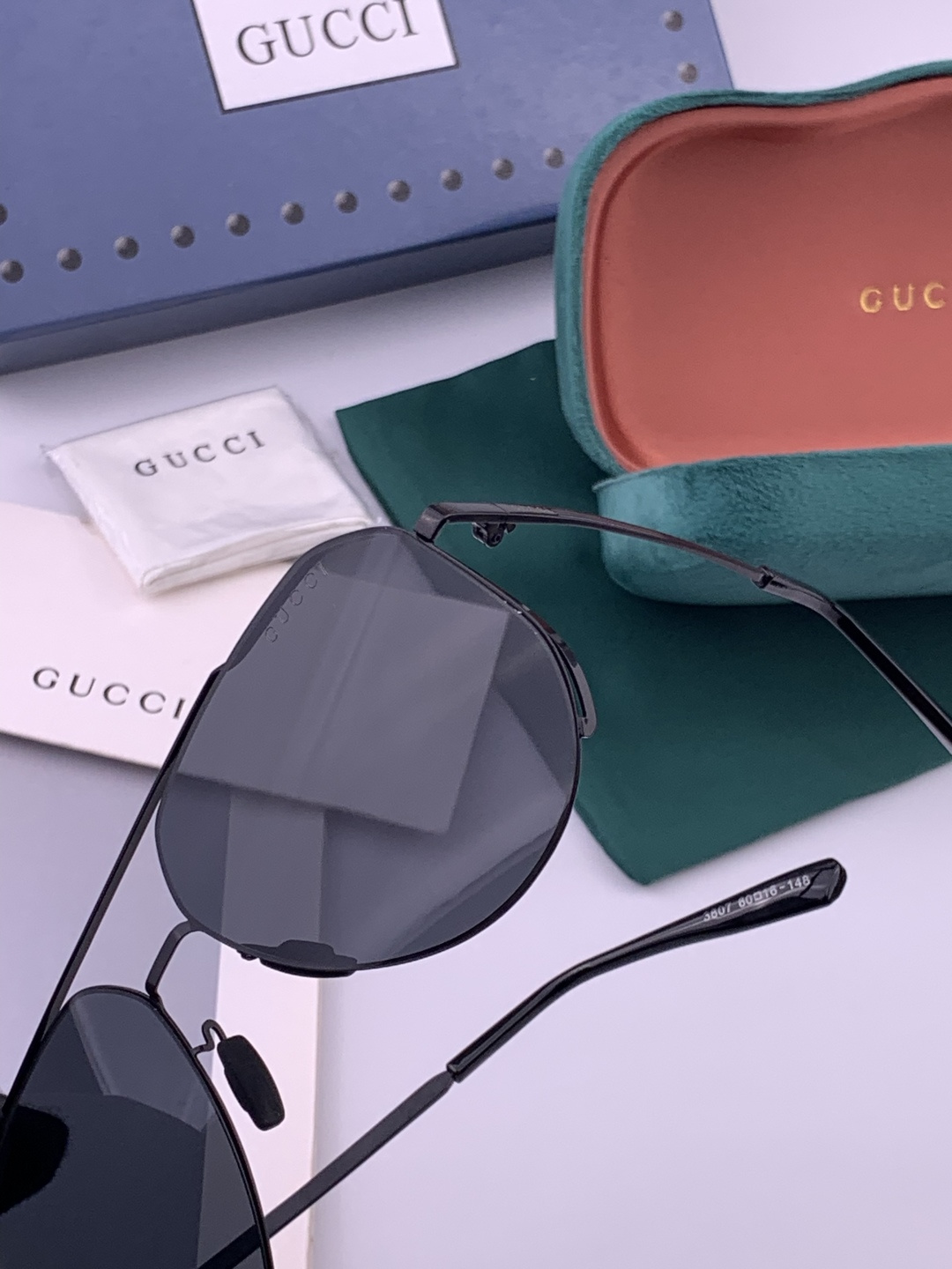 ♦️ GUCCI 新款男女情侣款太阳镜多边形墨镜iP电镀永不褪色 超轻超有弹性整幅眼镜无螺丝重要的是压不