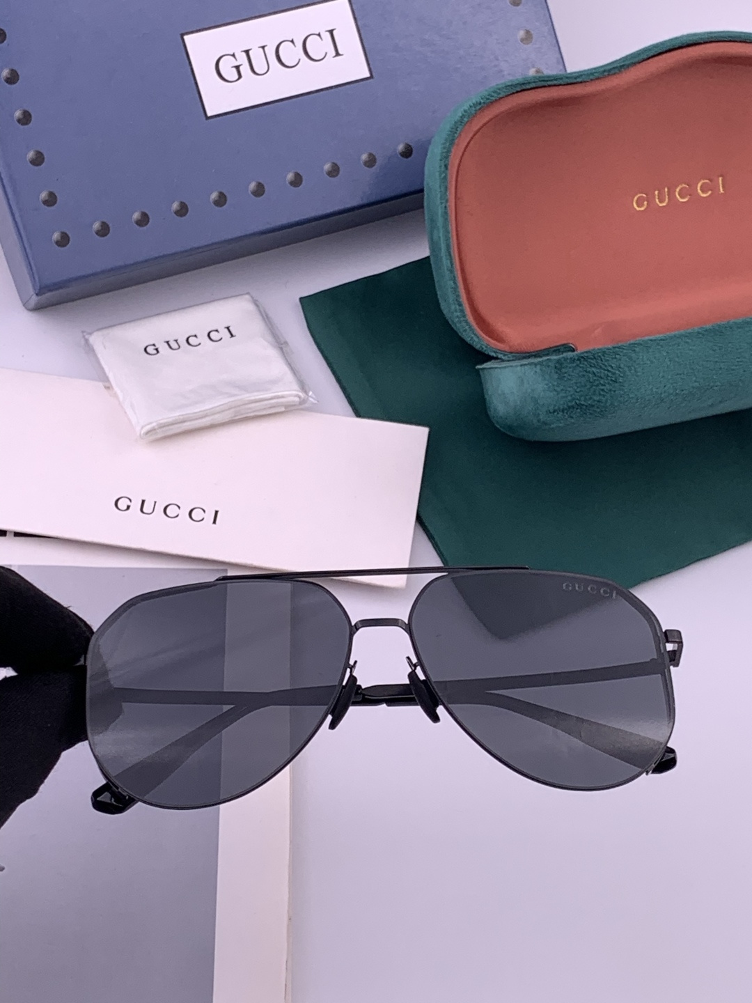 ♦️ GUCCI 新款男女情侣款太阳镜多边形墨镜iP电镀永不褪色 超轻超有弹性整幅眼镜无螺丝重要的是压不