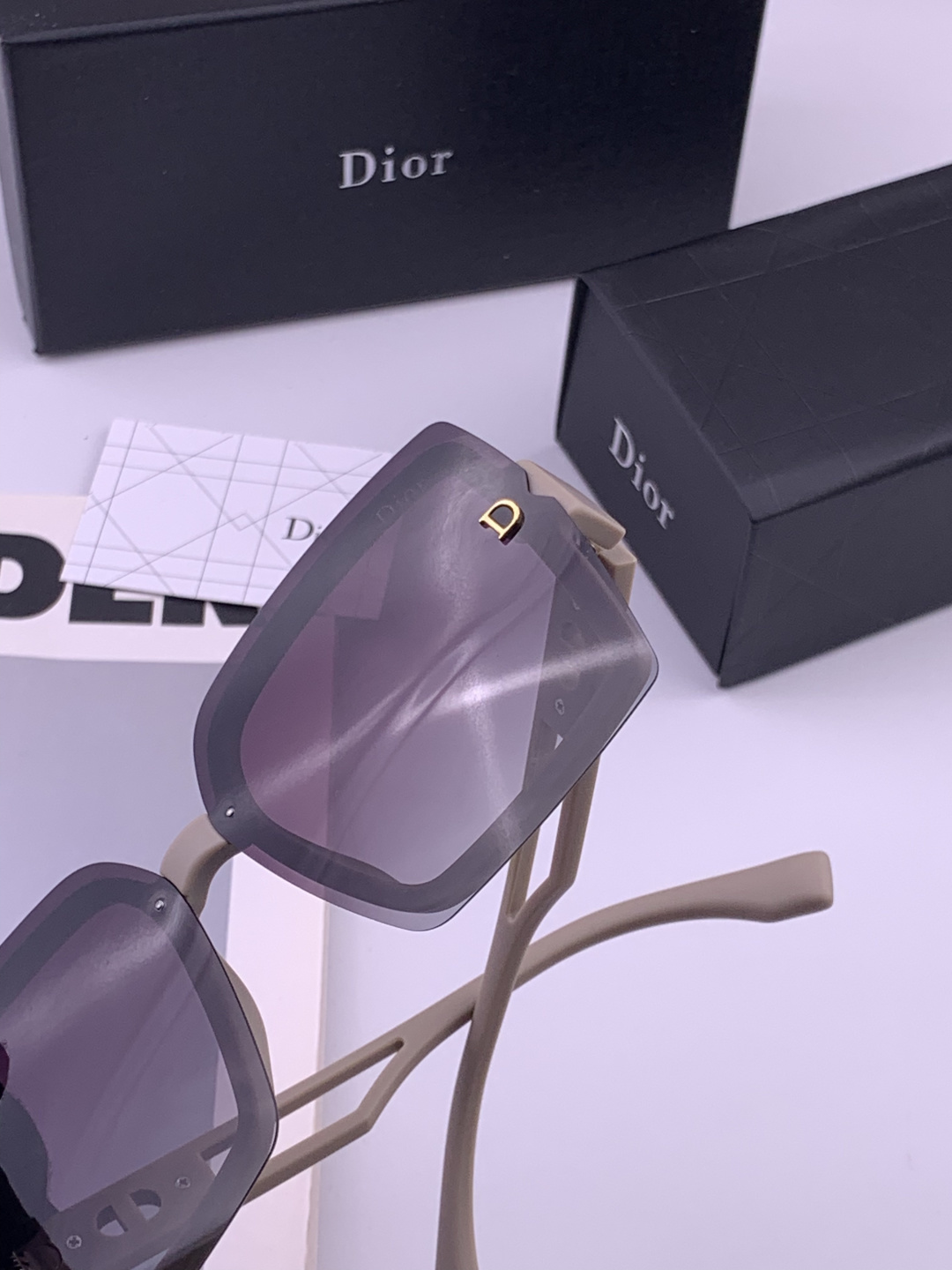 🔺 【DIOR-迪奥】开春新款 潮流爆款 时尚方框偏光太阳镜 高品质 佩戴舒适 网红潮款墨镜 型号：D2