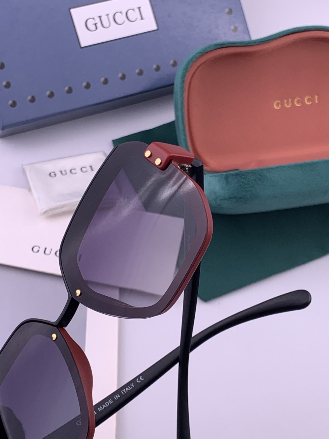 【TR偏光系列】 Gucci联名系列限量版经典的方框设计，不挑脸型，无论搭配大衣还是连衣裙都非常显气质 