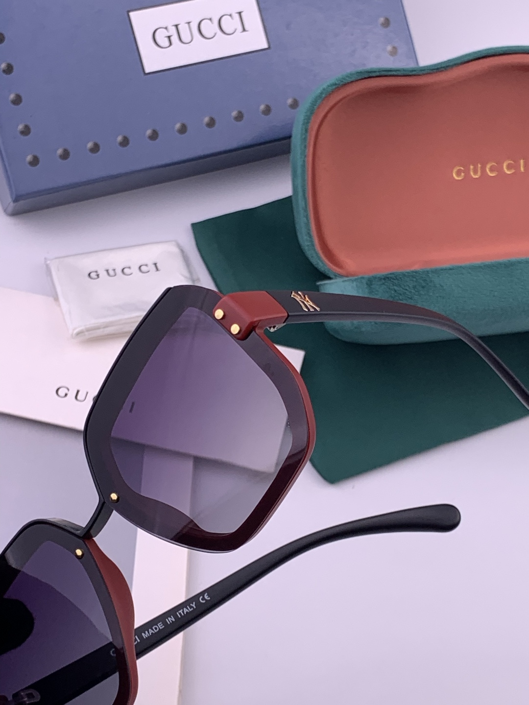 【TR偏光系列】 Gucci联名系列限量版经典的方框设计，不挑脸型，无论搭配大衣还是连衣裙都非常显气质 
