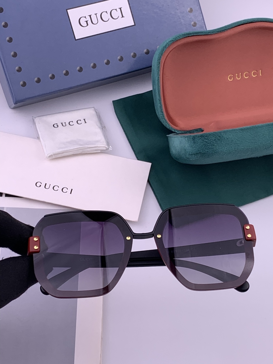 【TR偏光系列】 Gucci联名系列限量版经典的方框设计，不挑脸型，无论搭配大衣还是连衣裙都非常显气质 