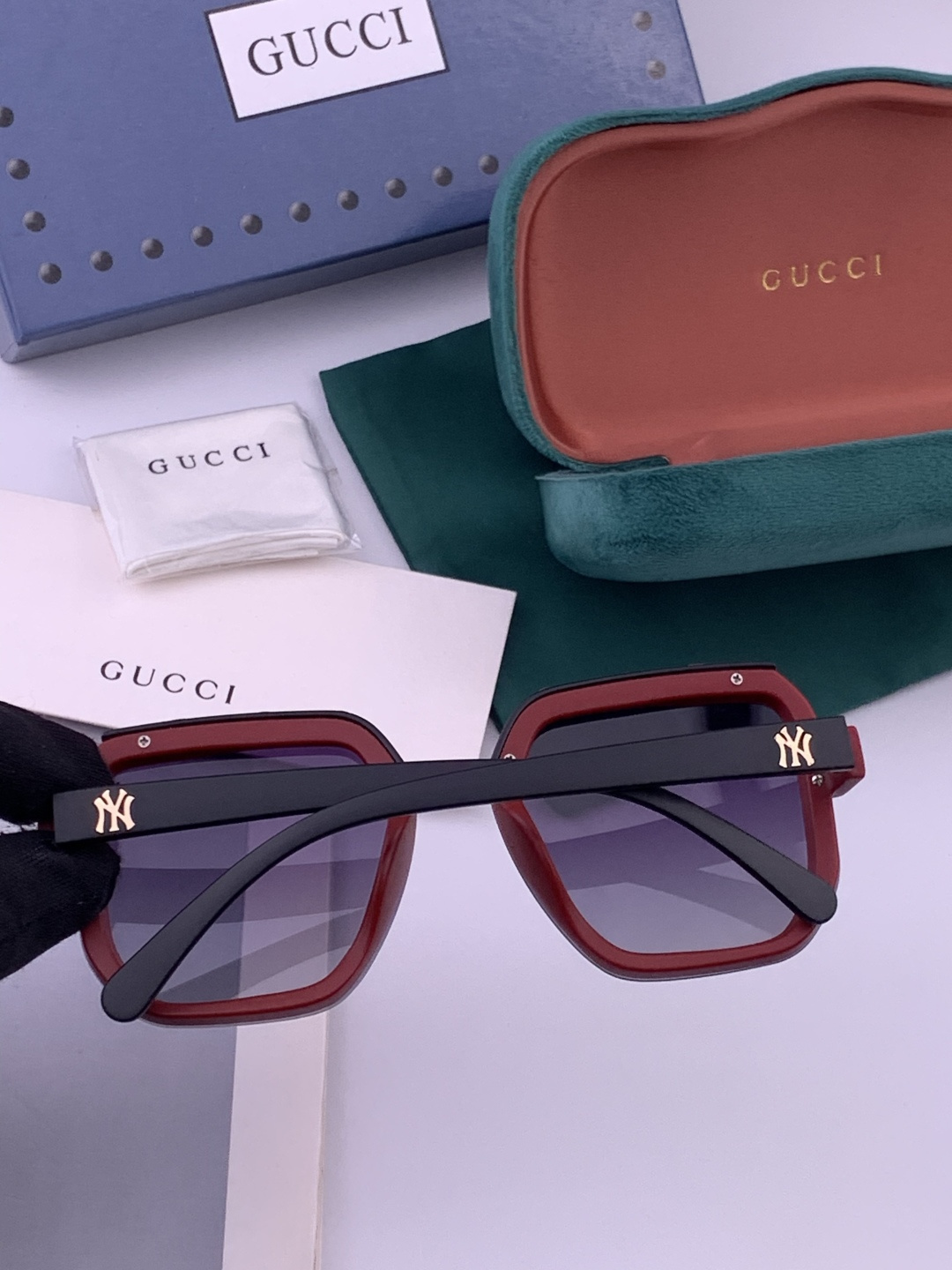 【TR偏光系列】 Gucci联名系列限量版经典的方框设计，不挑脸型，无论搭配大衣还是连衣裙都非常显气质 