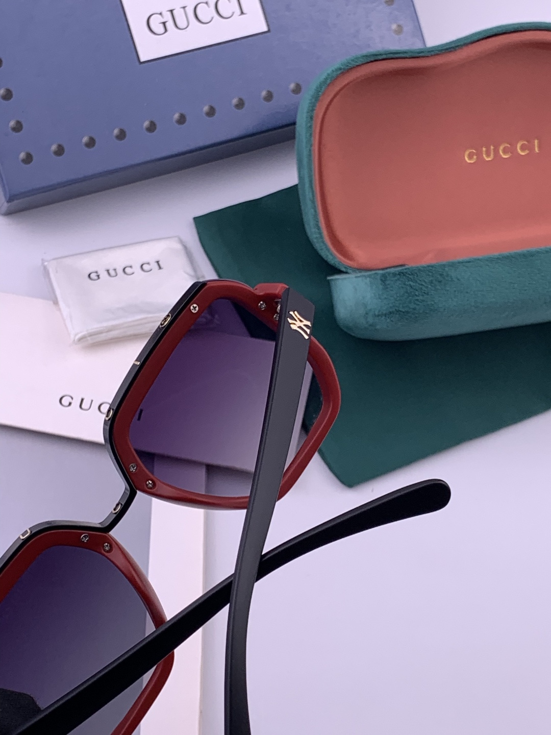 【TR偏光系列】 Gucci联名系列限量版经典的方框设计，不挑脸型，无论搭配大衣还是连衣裙都非常显气质 
