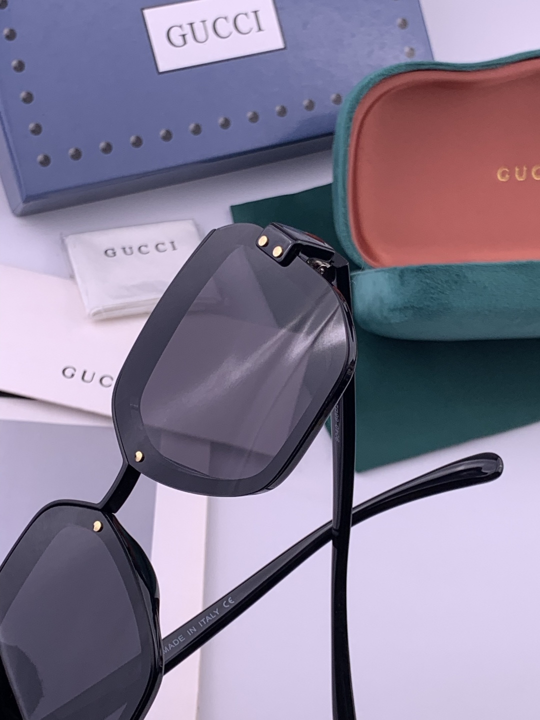 【TR偏光系列】 Gucci联名系列限量版经典的方框设计，不挑脸型，无论搭配大衣还是连衣裙都非常显气质 