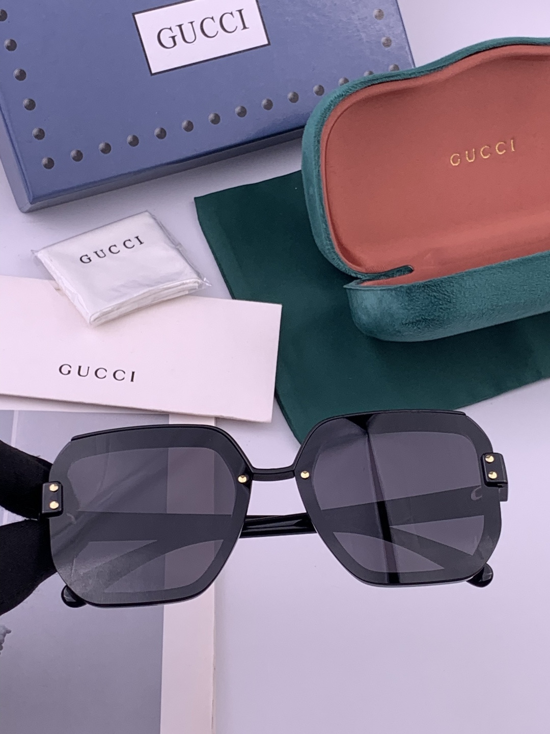 【TR偏光系列】 Gucci联名系列限量版经典的方框设计，不挑脸型，无论搭配大衣还是连衣裙都非常显气质 