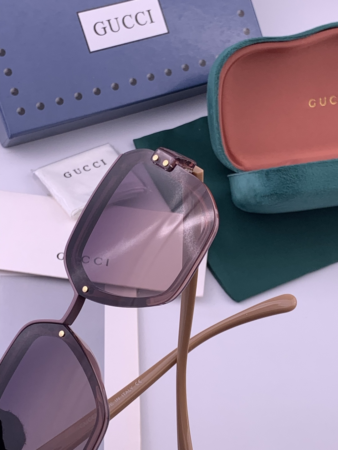 【TR偏光系列】 Gucci联名系列限量版经典的方框设计，不挑脸型，无论搭配大衣还是连衣裙都非常显气质 
