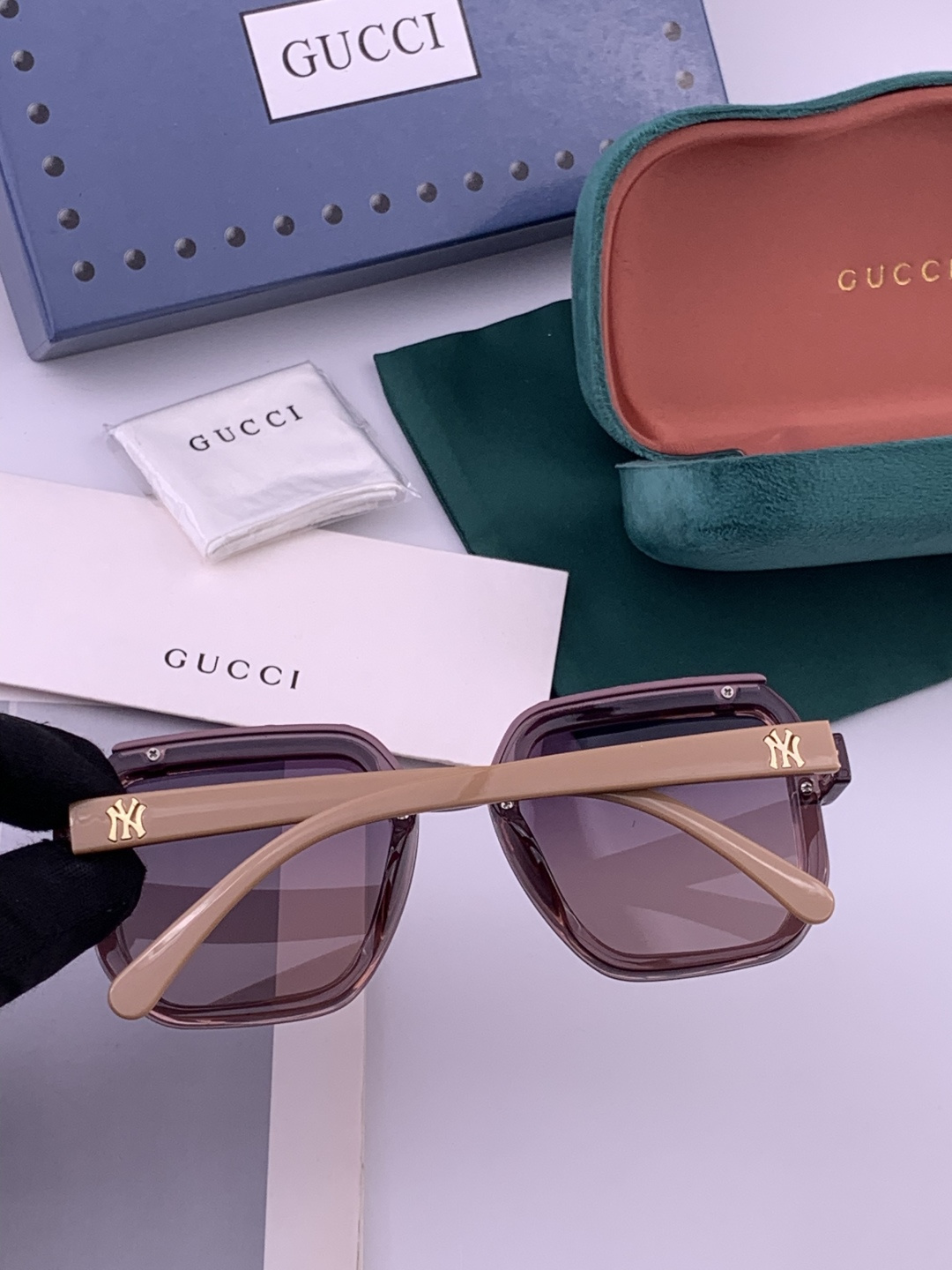 【TR偏光系列】 Gucci联名系列限量版经典的方框设计，不挑脸型，无论搭配大衣还是连衣裙都非常显气质 
