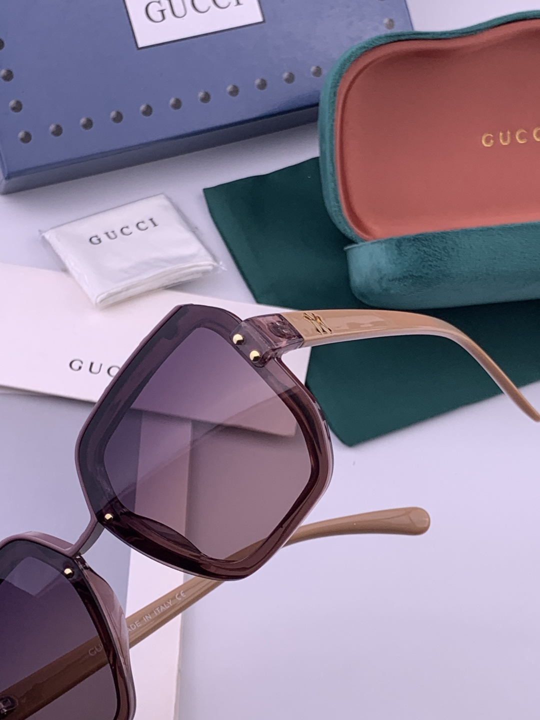 【TR偏光系列】 Gucci联名系列限量版经典的方框设计，不挑脸型，无论搭配大衣还是连衣裙都非常显气质 