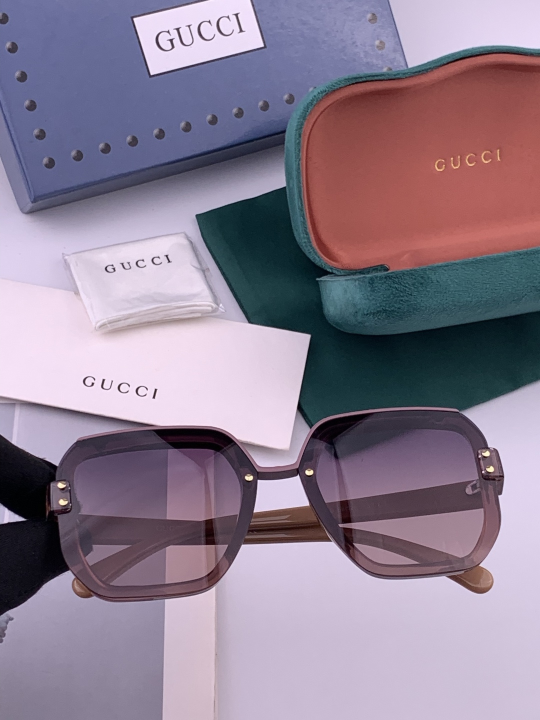 【TR偏光系列】 Gucci联名系列限量版经典的方框设计，不挑脸型，无论搭配大衣还是连衣裙都非常显气质 