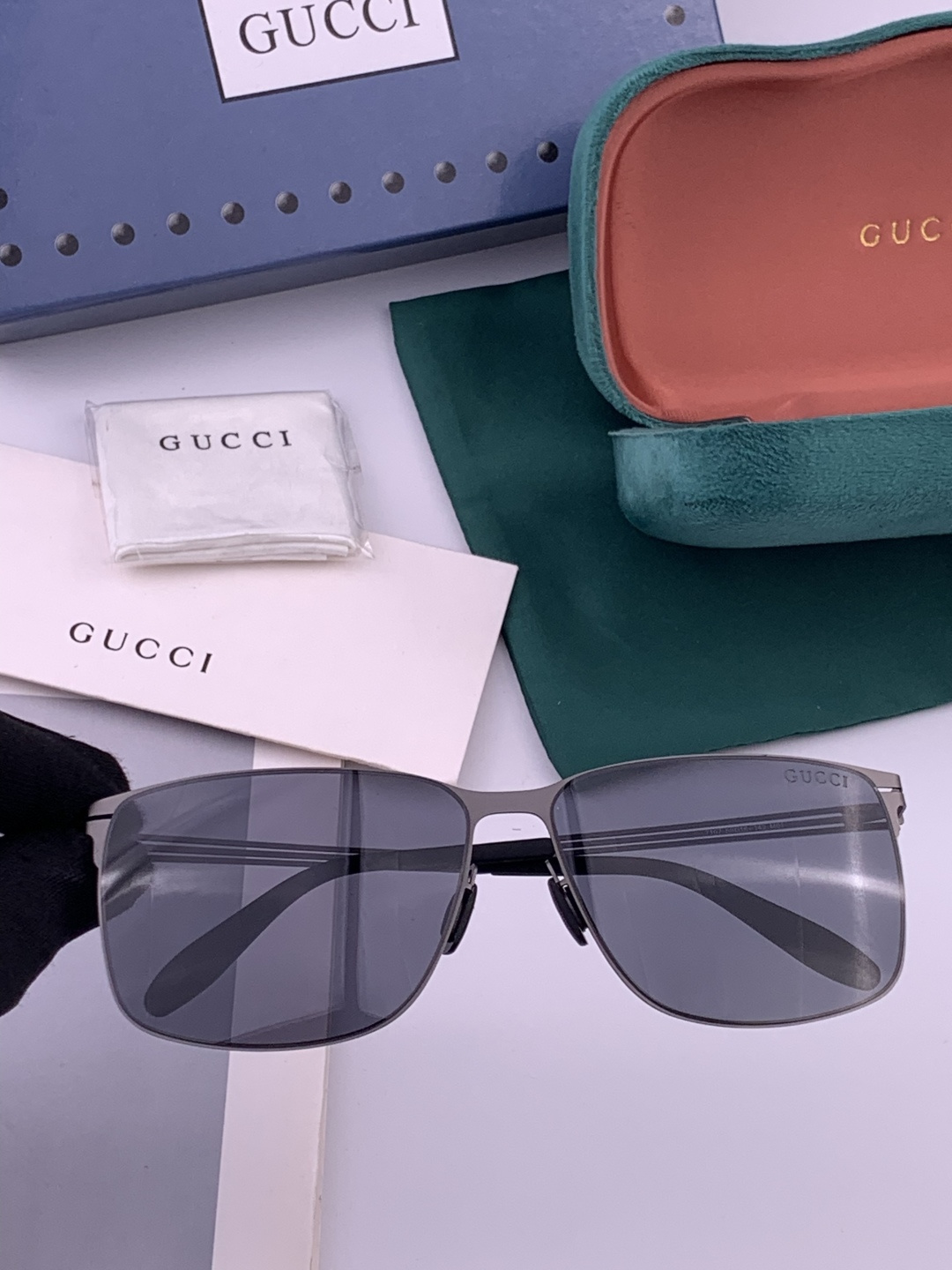 ♦️ GUCCI 新款男女情侣款太阳镜iP电镀永不褪色 超轻超有弹性整幅眼镜无螺丝重要的是压不坏 高清尼