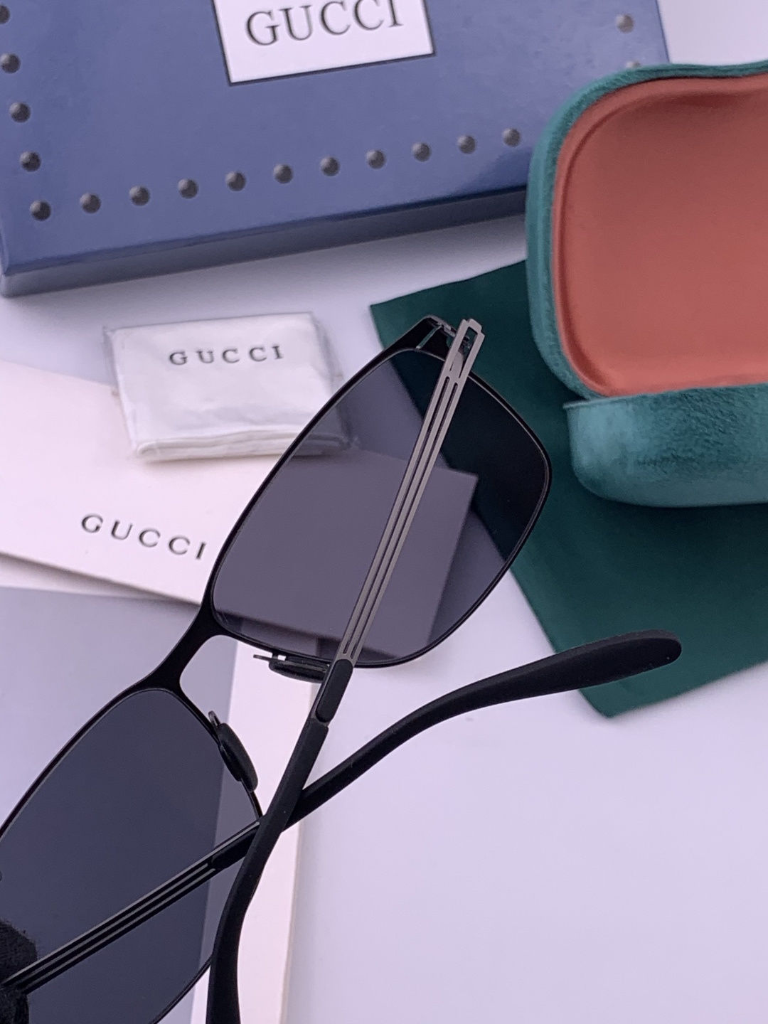 ♦️ GUCCI 新款男女情侣款太阳镜iP电镀永不褪色 超轻超有弹性整幅眼镜无螺丝重要的是压不坏 高清尼