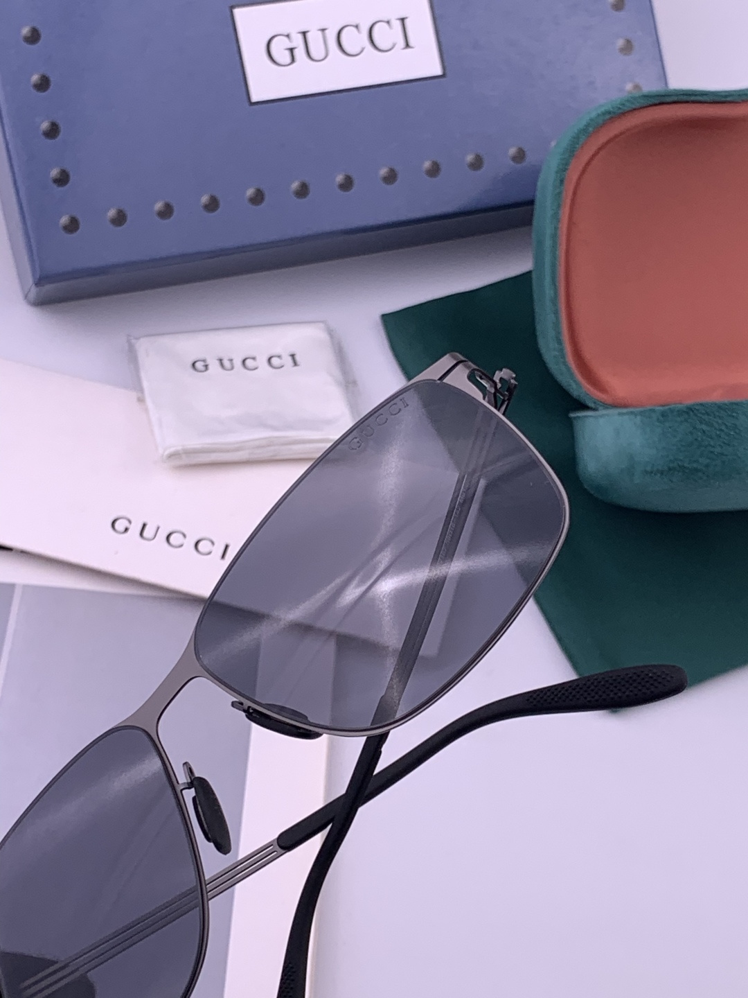♦️ GUCCI 新款男女情侣款太阳镜iP电镀永不褪色 超轻超有弹性整幅眼镜无螺丝重要的是压不坏 高清尼