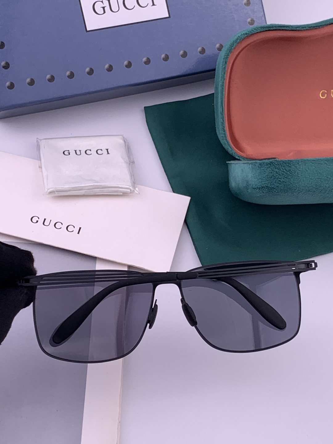 ♦️ GUCCI 新款男女情侣款太阳镜iP电镀永不褪色 超轻超有弹性整幅眼镜无螺丝重要的是压不坏 高清尼