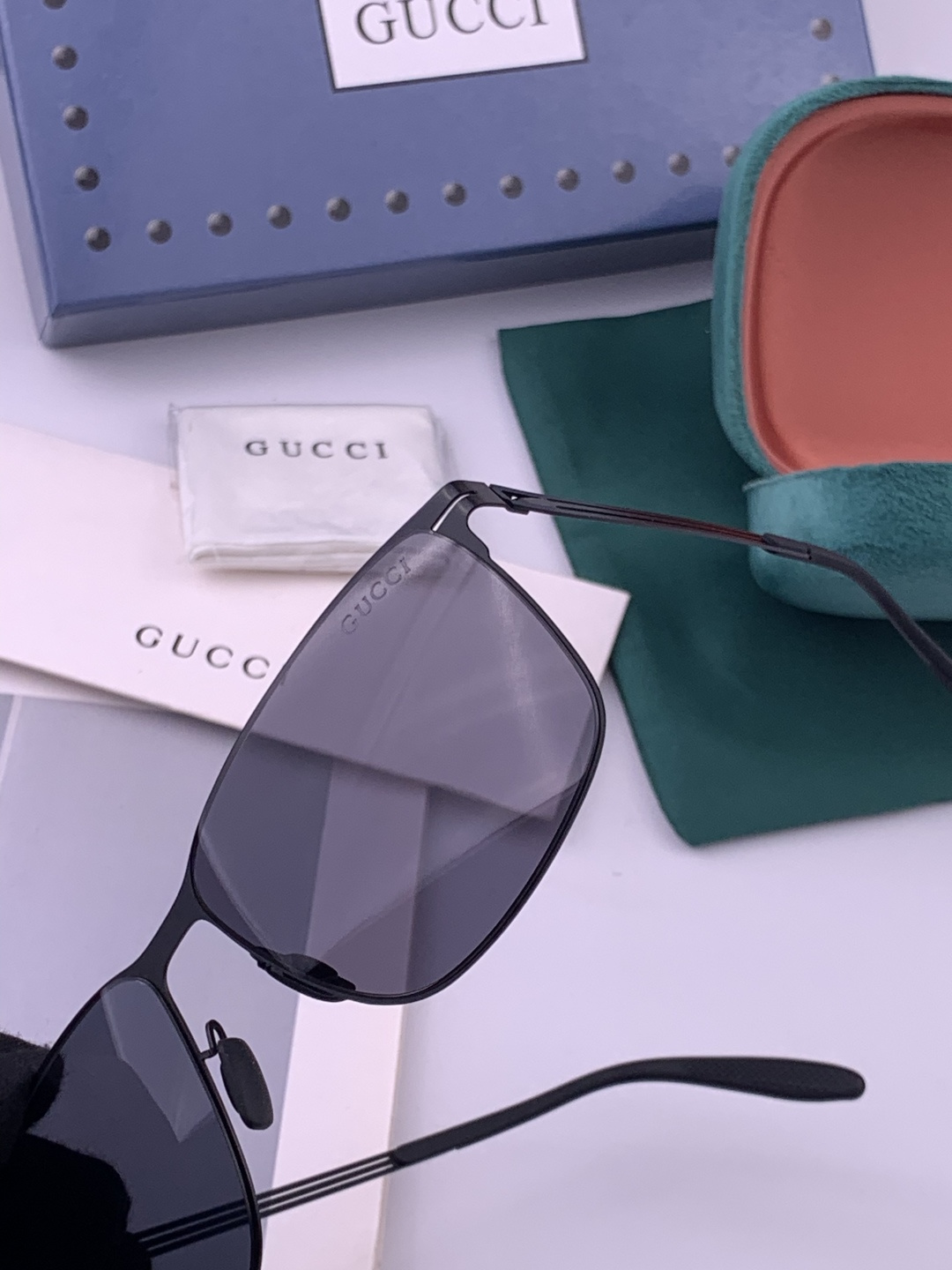 ♦️ GUCCI 新款男女情侣款太阳镜iP电镀永不褪色 超轻超有弹性整幅眼镜无螺丝重要的是压不坏 高清尼