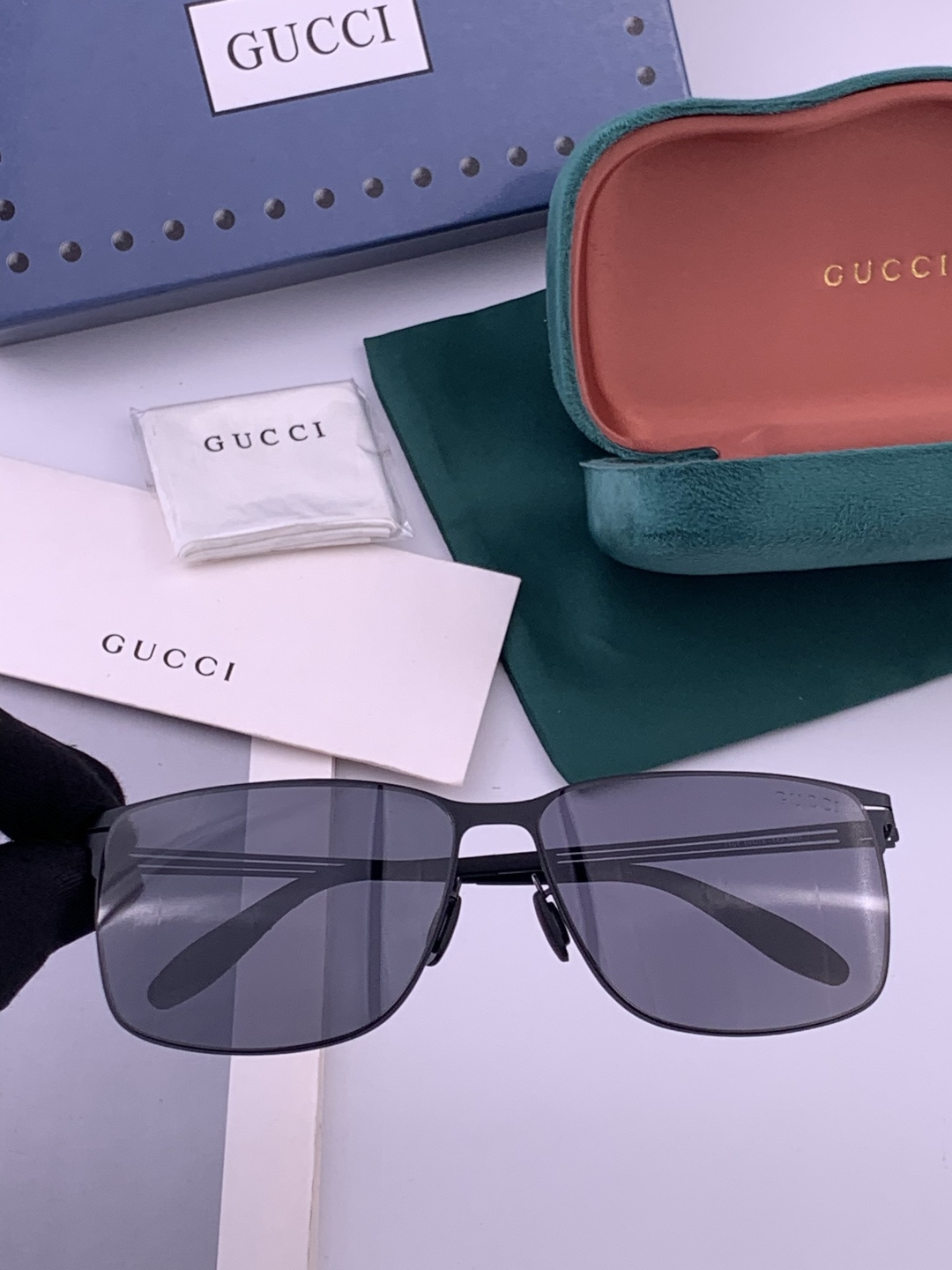 ♦️ GUCCI 新款男女情侣款太阳镜iP电镀永不褪色 超轻超有弹性整幅眼镜无螺丝重要的是压不坏 高清尼