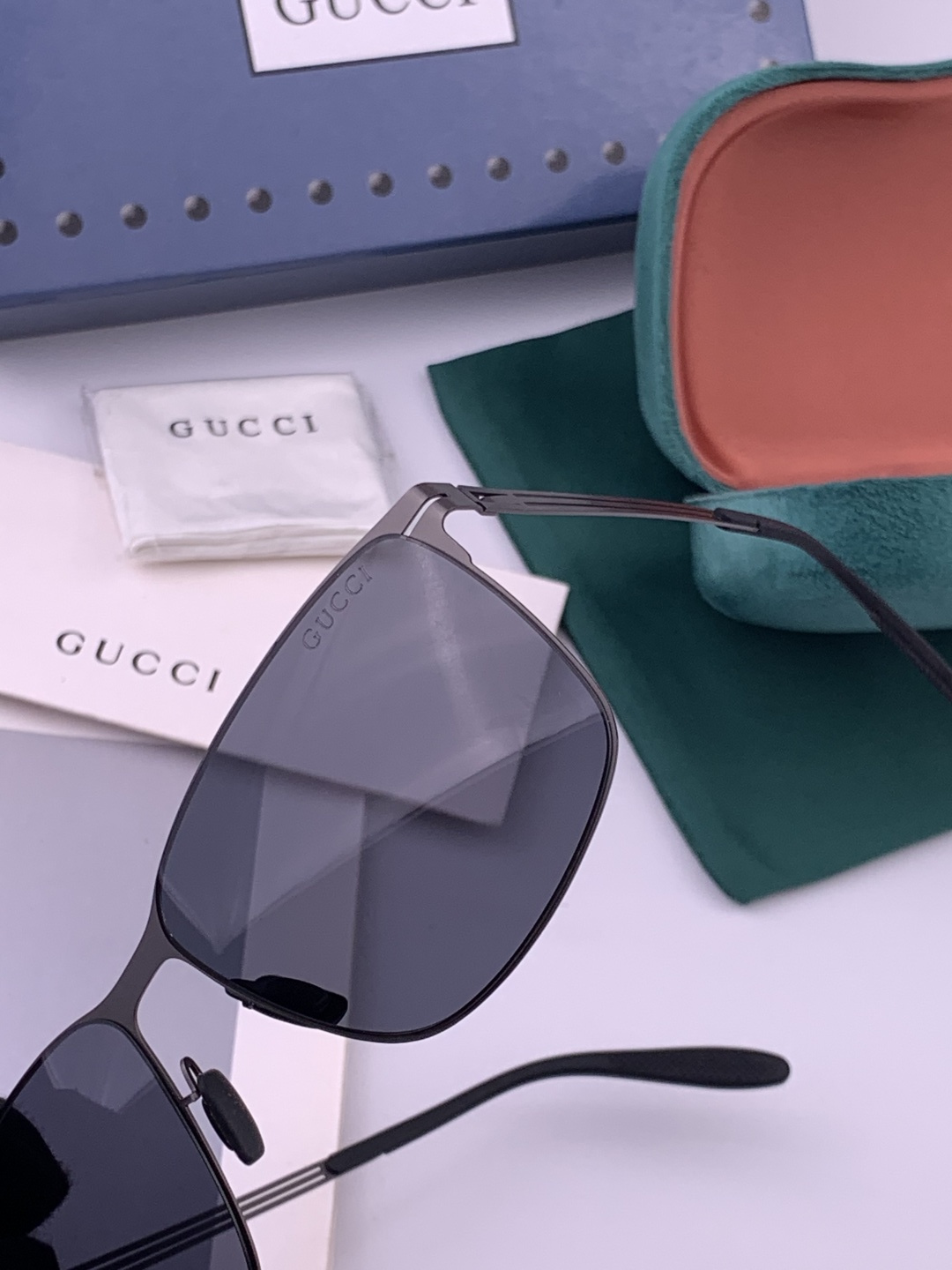 ♦️ GUCCI 新款男女情侣款太阳镜iP电镀永不褪色 超轻超有弹性整幅眼镜无螺丝重要的是压不坏 高清尼