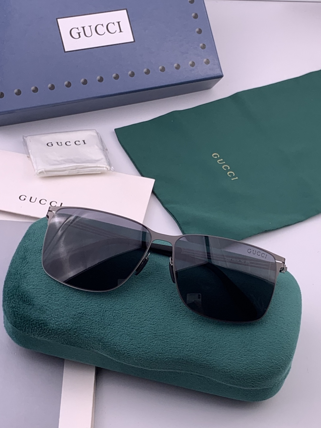 ♦️ GUCCI 新款男女情侣款太阳镜iP电镀永不褪色 超轻超有弹性整幅眼镜无螺丝重要的是压不坏 高清尼