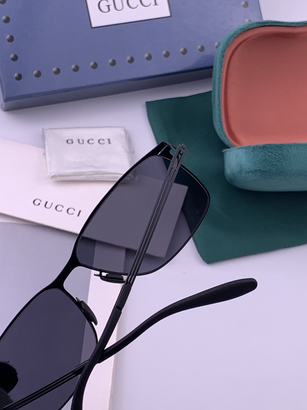 ♦️ GUCCI 新款男女情侣款太阳镜iP电镀永不褪色 超轻超有弹性整幅眼镜无螺丝重要的是压不坏 高清尼