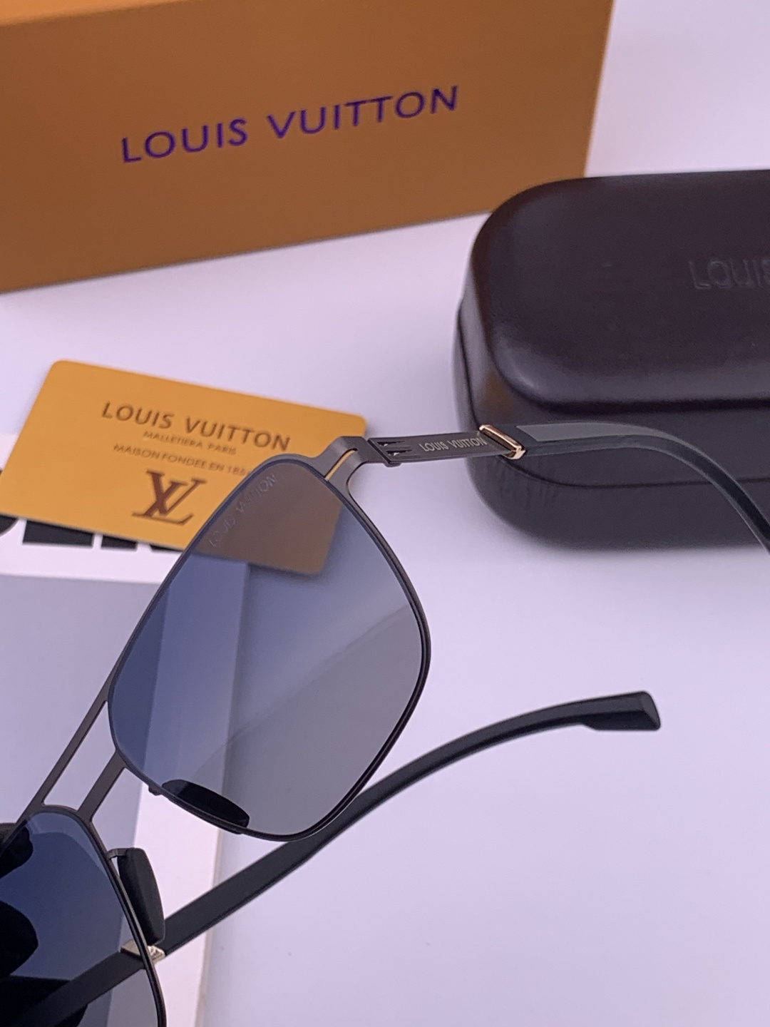 ♦️LV  新款男女情侣款太阳镜多边形墨镜iP电镀永不褪色 超轻超有弹性整幅眼镜无螺丝重要的是压不坏 高