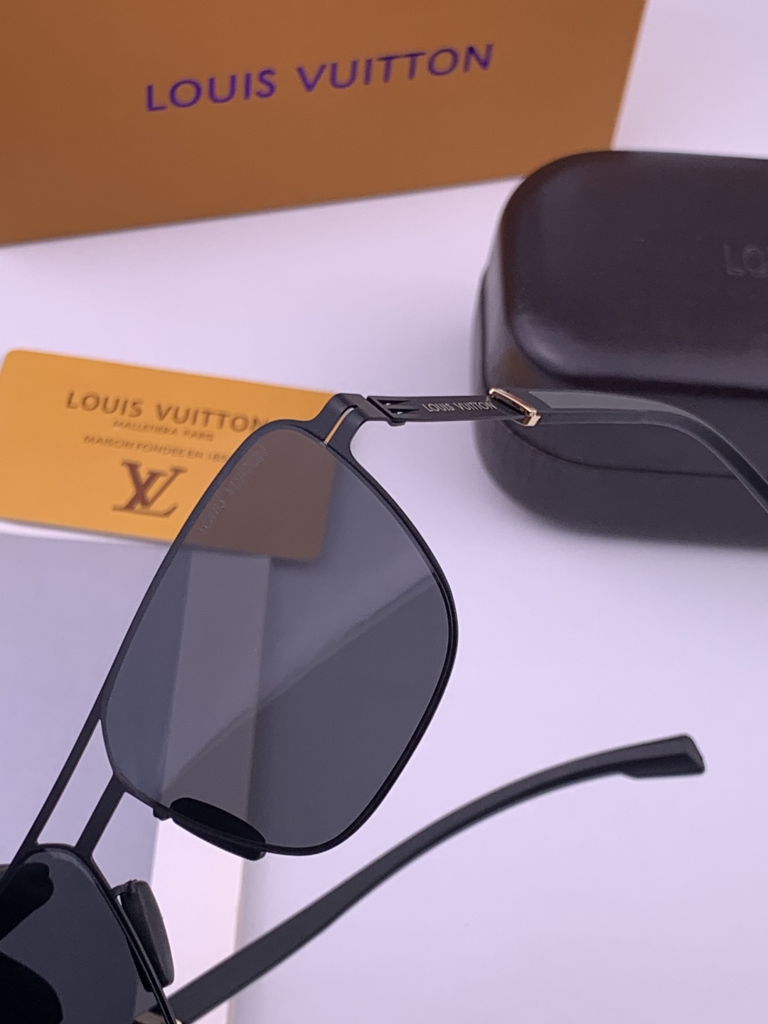 ♦️LV  新款男女情侣款太阳镜多边形墨镜iP电镀永不褪色 超轻超有弹性整幅眼镜无螺丝重要的是压不坏 高
