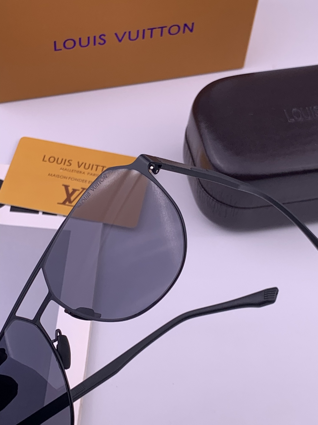 ♦️LV  新款男女情侣款太阳镜多边形墨镜iP电镀永不褪色 超轻超有弹性整幅眼镜无螺丝重要的是压不坏 高