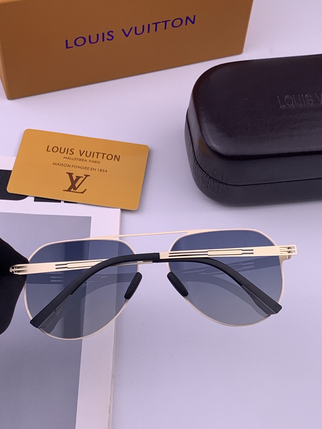 ♦️LV  新款男女情侣款太阳镜多边形墨镜iP电镀永不褪色 超轻超有弹性整幅眼镜无螺丝重要的是压不坏 高