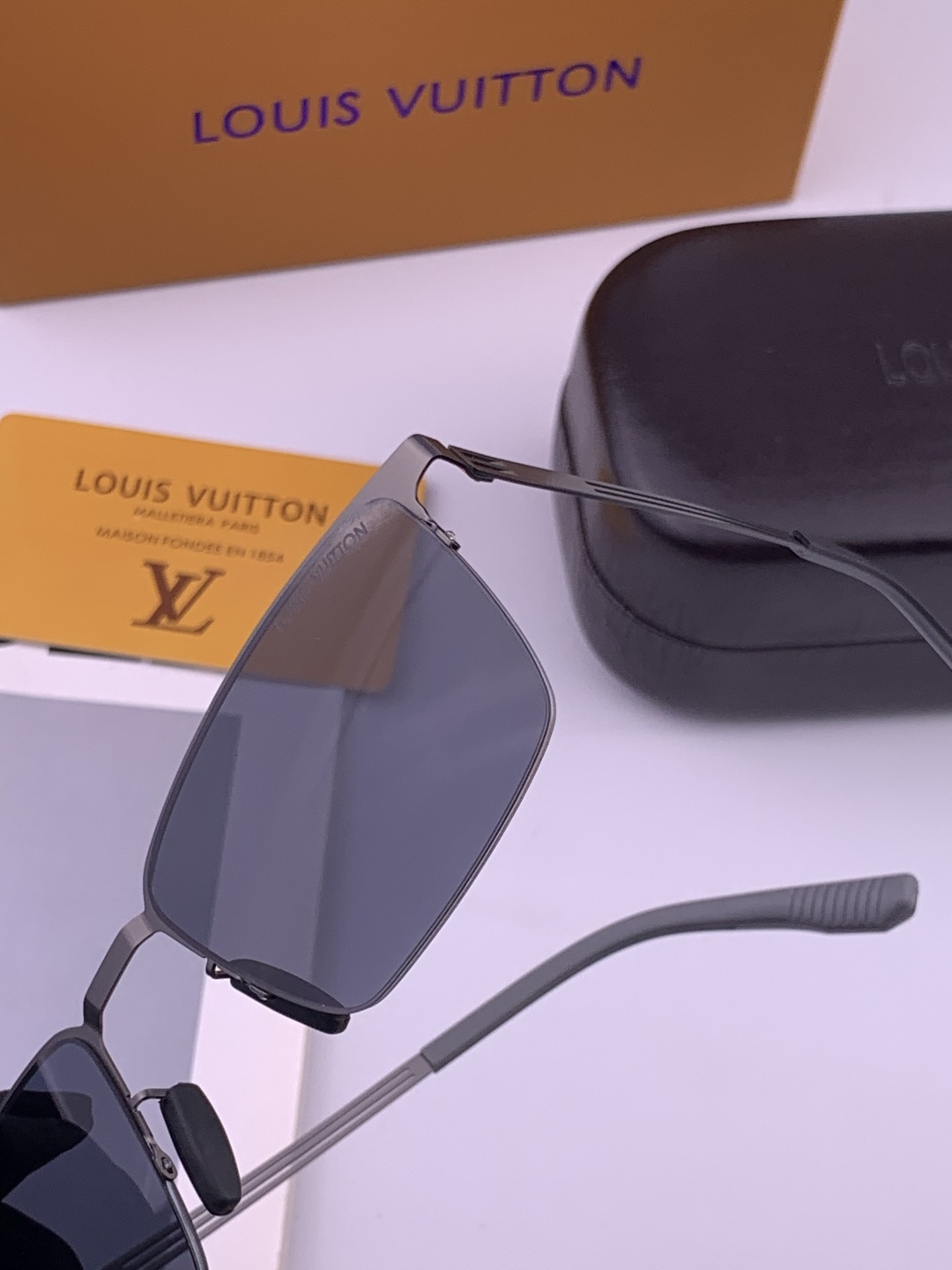 ♦️LV  新款男女情侣款太阳镜多边形墨镜iP电镀永不褪色 超轻超有弹性整幅眼镜无螺丝重要的是压不坏 高