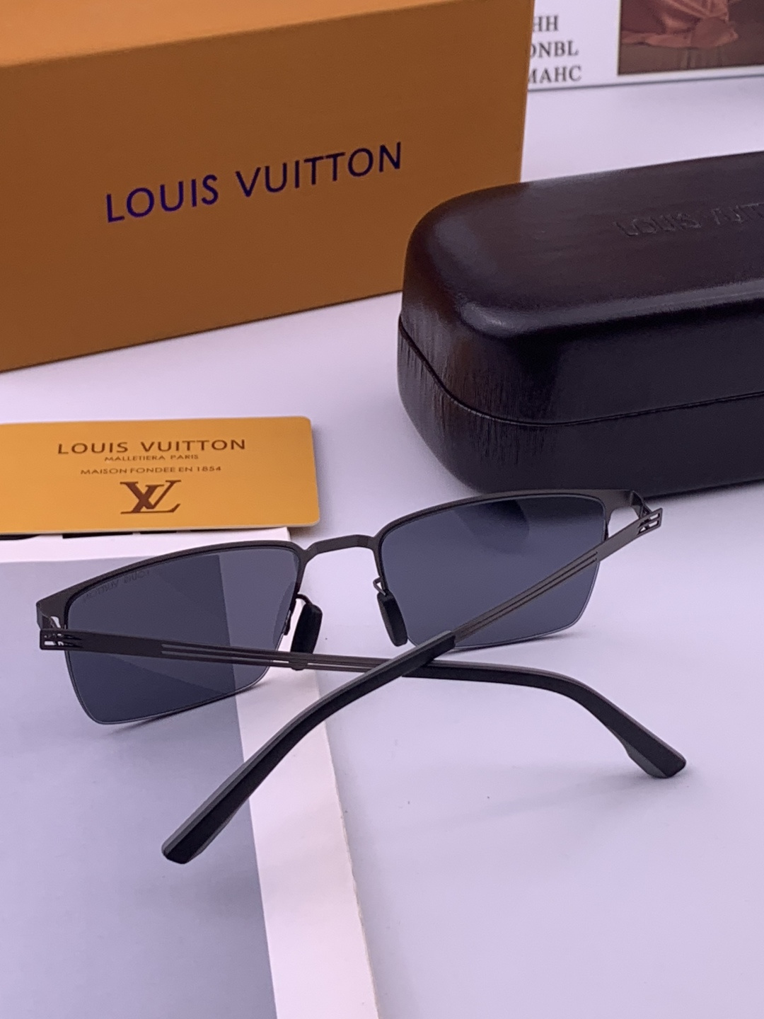 ♦️LV  新款男女情侣款太阳镜多边形墨镜iP电镀永不褪色 超轻超有弹性整幅眼镜无螺丝重要的是压不坏 高