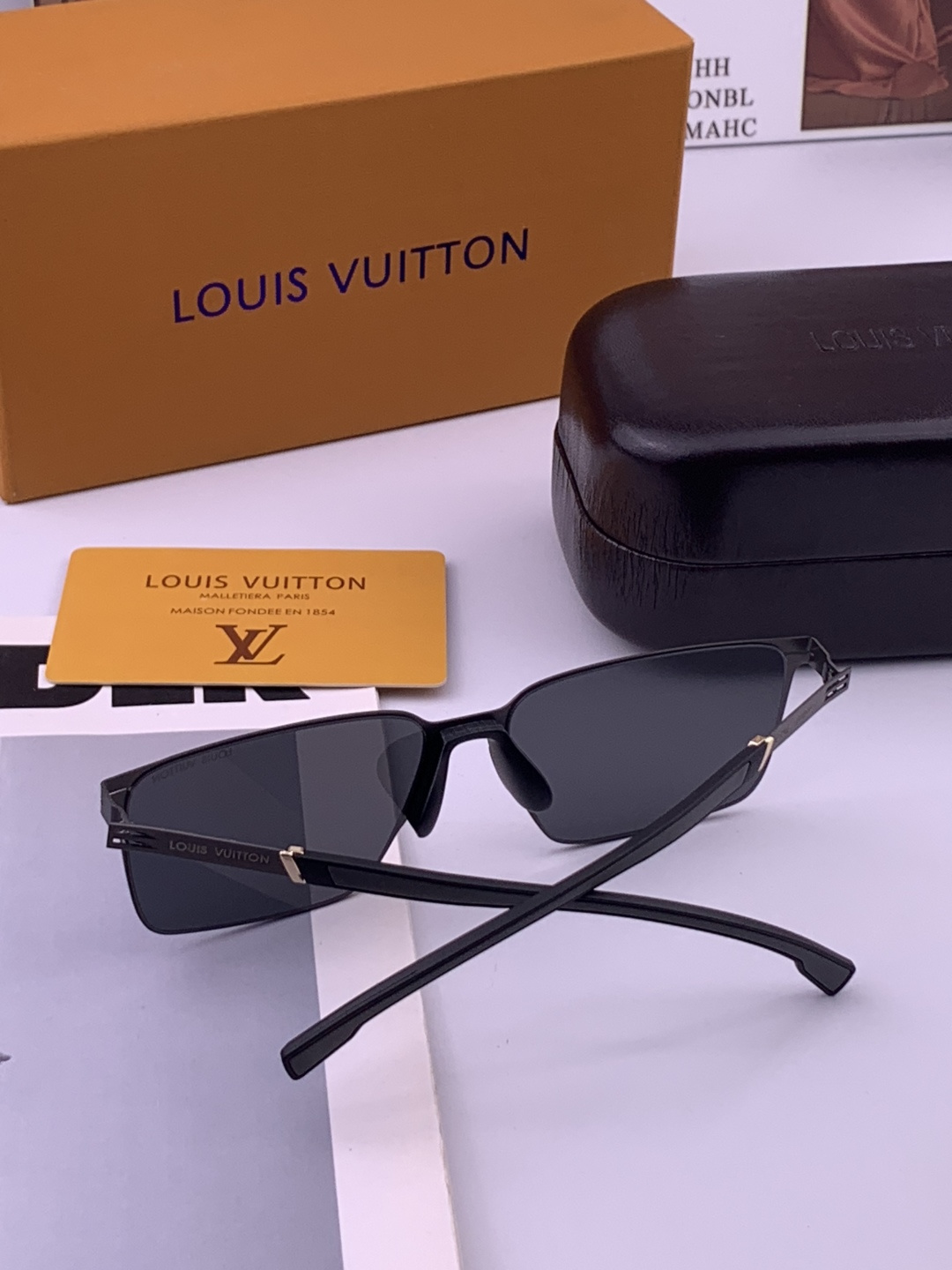 ♦️LV  新款男女情侣款太阳镜多边形墨镜iP电镀永不褪色 超轻超有弹性整幅眼镜无螺丝重要的是压不坏 高