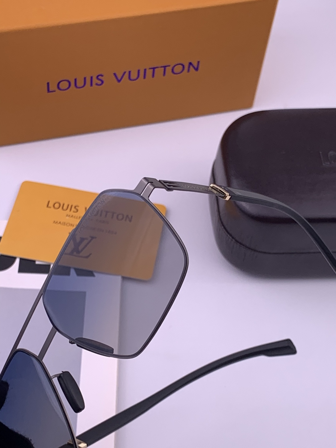 ♦️LV  新款男女情侣款太阳镜多边形墨镜iP电镀永不褪色 超轻超有弹性整幅眼镜无螺丝重要的是压不坏 高